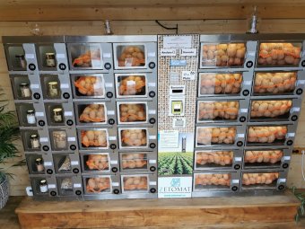 Megy az magától is: az országban elsőként „easyboxos” krumpliautomatát üzemelt be egy bihari gazda