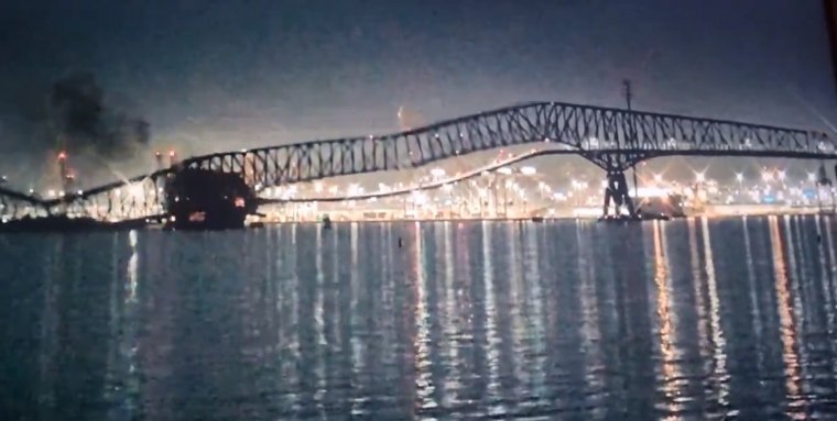 Hajó ütközött egy hídnak Amerikában, több autó a vízbe zuhant (VIDEÓ)