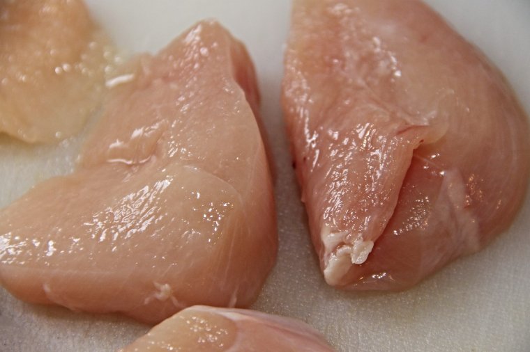 Szalmonellával fertőzött több tételnyi csirkehúst vontak ki a forgalomból