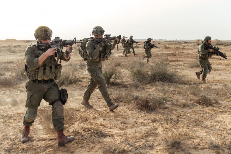 Közeleg az offenzíva: az izraeli hadsereg elkezdte a civilek evakuálását Rafahból