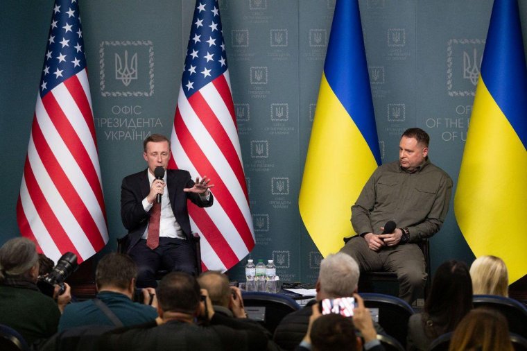 Washington: el fogjuk küldeni Ukrajnának a 60 milliárd dolláros támogatást