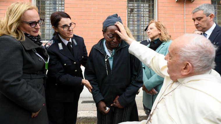 Ferenc pápa női raboknak mosta meg a lábát