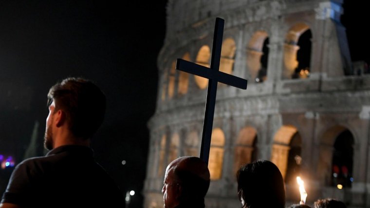 Via Crucis ma: a pápa hiányában is mesterlövészek vigyázták a keresztet vivőket a Colosseumnál