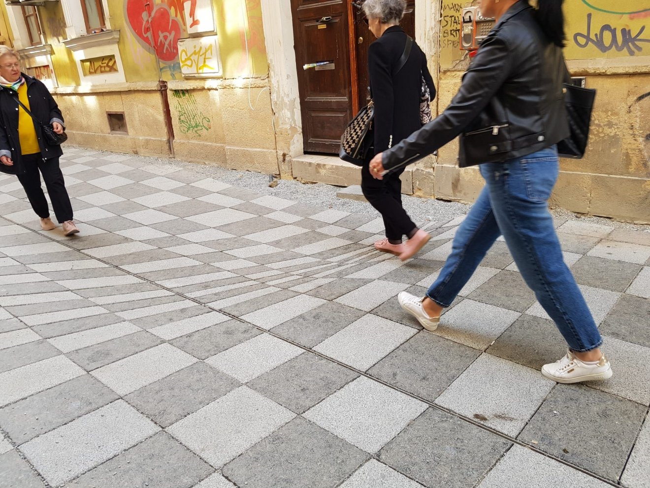 Optikai csalódást előidéző térkövezéssel tisztelegnek Bolyai János munkássága előtt Kolozsváron