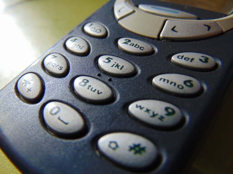 Divatba jönnek a régi „butatelefonok”, új „életre kel” a legendás Nokia 3210-es készülék