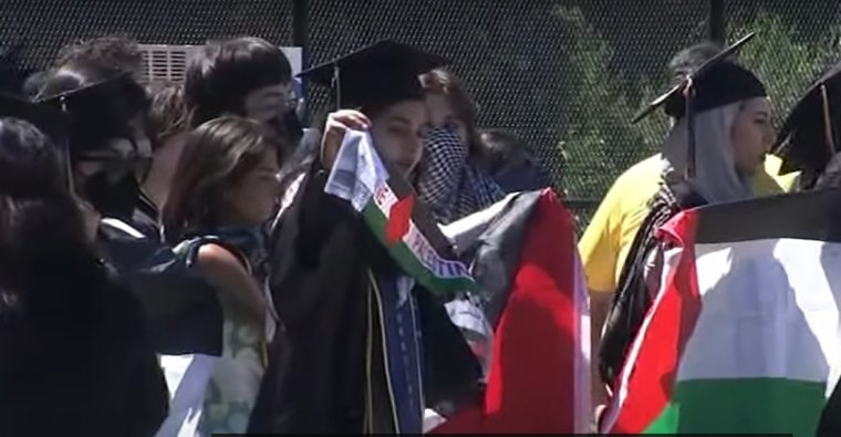 Palesztin-párti tüntetők zavarták meg Kaliforniában a Berkeley Egyetem diplomaosztó ünnepségét