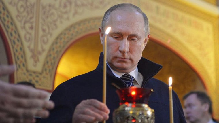 A háború teljében az egyházak szerepéről beszélt Putyin az ortodox húsvét alkalmából – Zelenszkij: Isten vállán ukrán zászló