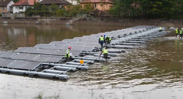 Üzembe helyezték Románia első úszó fotovoltaikus erőművét egy erdélyi megyében