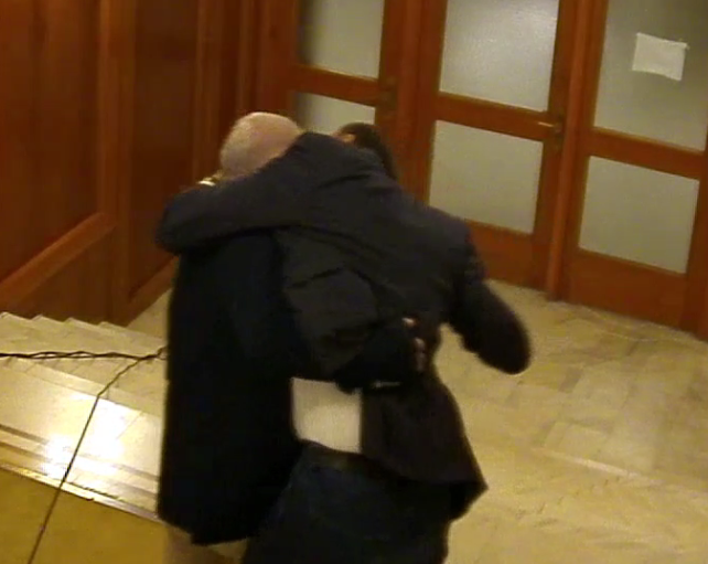 Öt napon belül gyógyuló sérüléseket okozott Dan Vîlceanu Florin Romannak a parlamentben, súlyos szankciókkal sújtják
