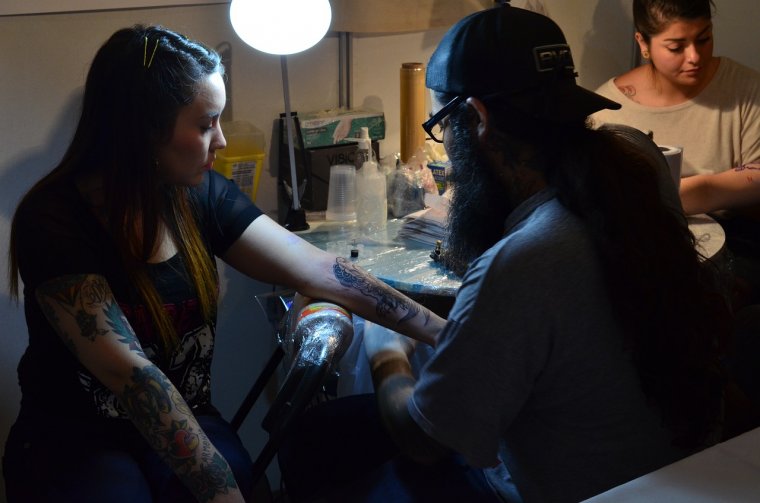 Nem tetoválhatnak, nem láthatnak el testékszerrel kiskorúakat a romániai szakszalonok