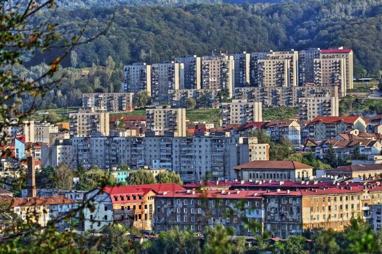 Van olyan erdélyi város, ahol 12 500 euróért háromszobás lakást lehet vásárolni