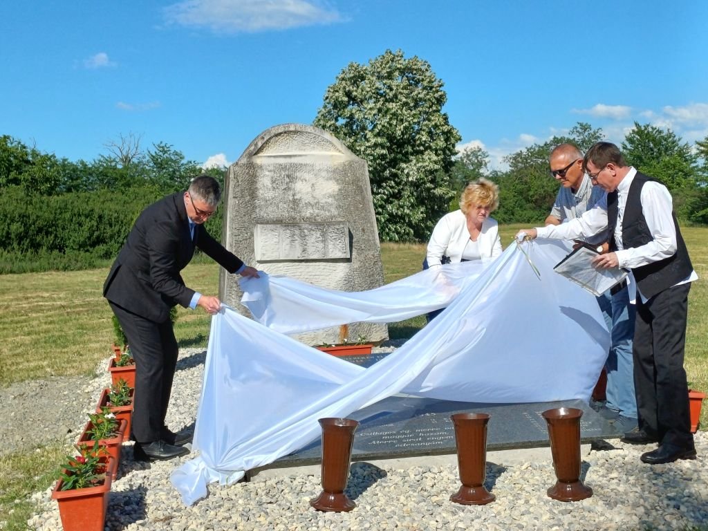 Felavatták a Kisiratosi Pietát, az első és második világháborúban elesett helybéliek emlékművét