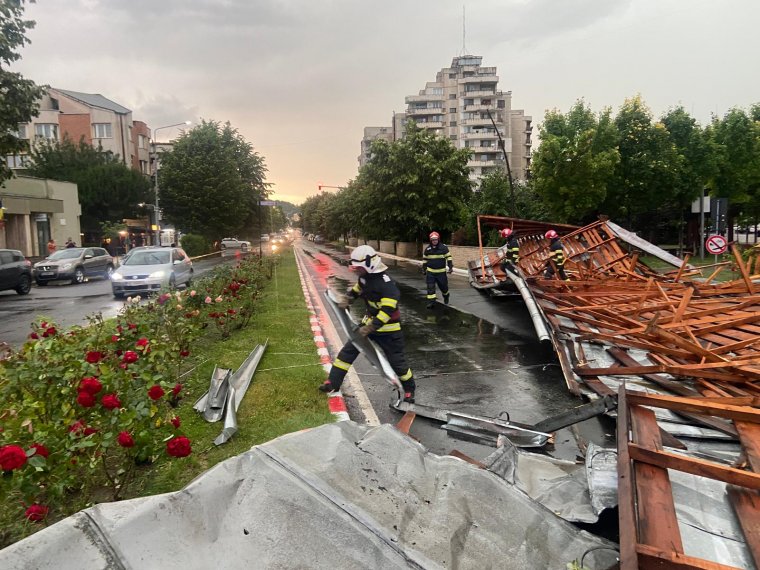 Tetőket sodort le, autókat rongált meg a vihar több erdélyi megyében