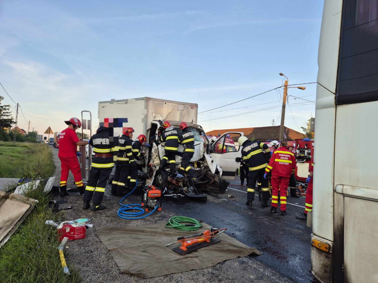FRISSÍTVE – Súlyos közlekedési baleset Szatmár megyében: busz és furgon ütközött