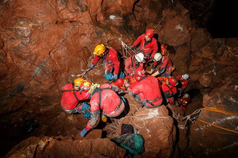 Szűk, vizes terepről, járatlabirintusokból is ki kell menekítenie a bajba jutottakat a barlangi mentőnek