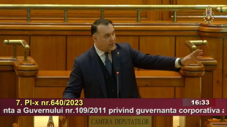 „Rátelepedett” a mikrofonra egy román honatya, botrányba fulladt a parlamenti ülés