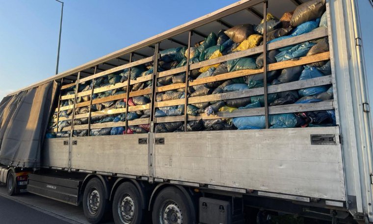 Second hand-árunak álcázott hulladékok tonnáit fordították vissza a magyar-román határról