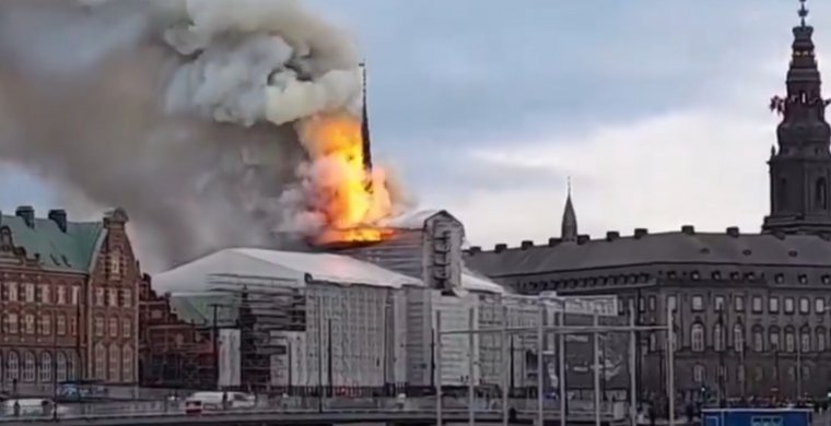 Hatalmas lángokkal égett egy 400 éves történelmi épület a dán fővárosban