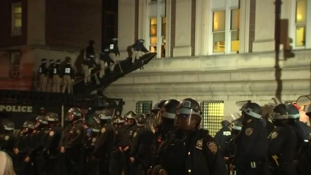 New Yorkban a rohamrendőrség megrohamozta és kiürítette a Columbia Egyetem tüntetők által elfoglalt főépületét