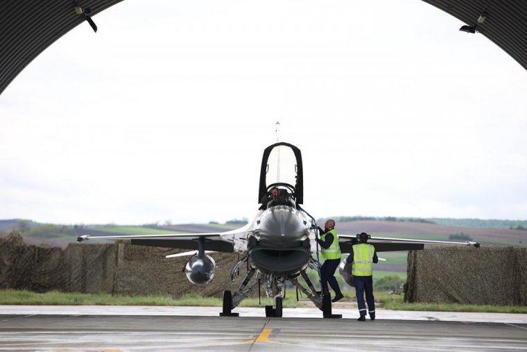 Megérkeztek Erdélybe a Norvégiából beszerzett első F-16-os harci repülők