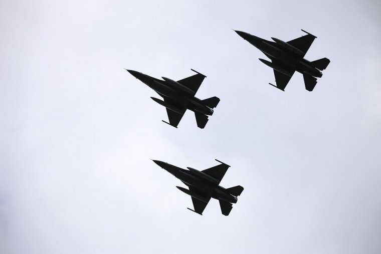 Nem igaz, hogy Romániában állomásozó ukrán F-16-osok repültek volna Odessza irányába – közölte a bukaresti védelmi tárca
