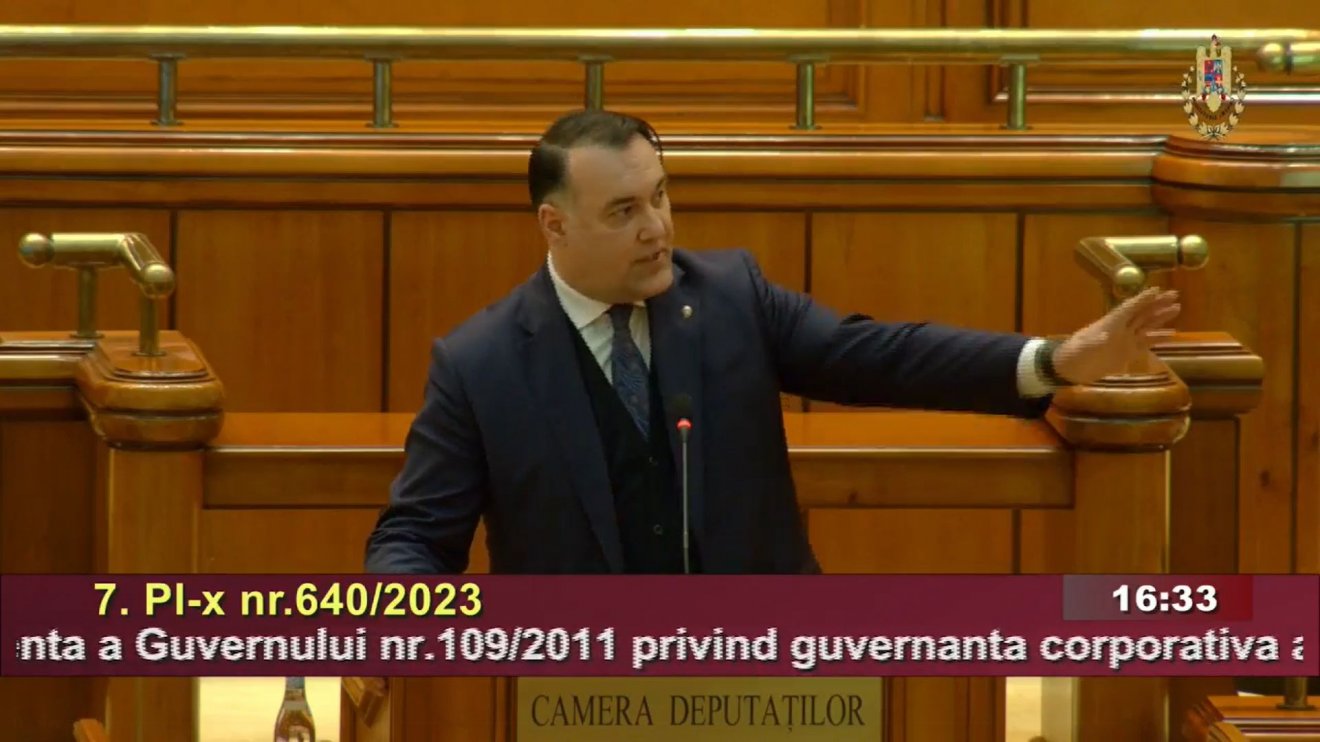 „Rátelepedett” a mikrofonra egy román honatya, botrányba fulladt a parlamenti ülés