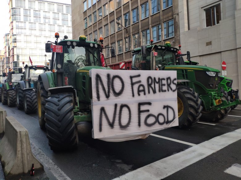 Blokád alá vették az uniós agrárpolitikával elégedetlen gazdák az EU-csúcs idején Brüsszelt – FOTÓRIPORT