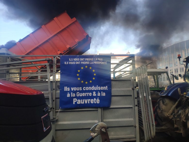 Traktoros gazdák akadályozzák a forgalmat a belga-holland határon