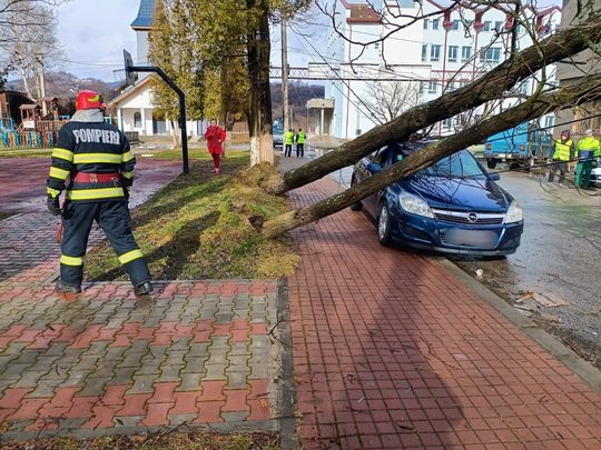 Háztetőket sodort el, autókat rongált meg a heves szél egy erdélyi megyében