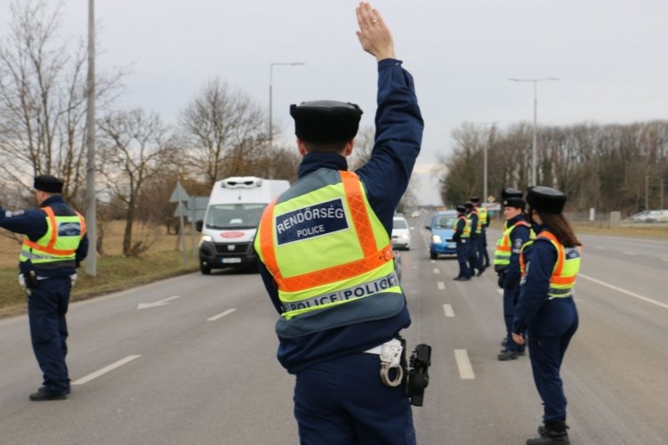 Jogosítvány nélkül akart behajtani Romániába, a magyar rendőrök őrizetbe vették