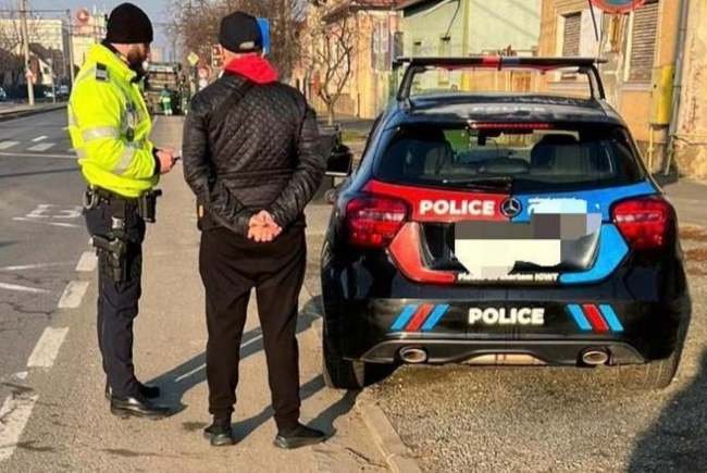 Autóját átfestve rendőrt „játszott” egy aradi férfi, megkapta méltó jutalmát