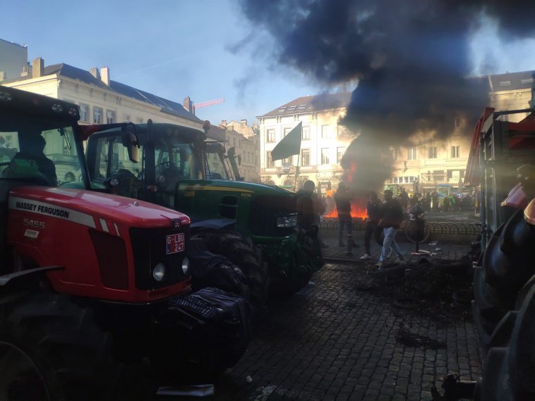 Gyújtogatás és vízágyús oszlatás: összecsaptak a belga gazdák a rendőrökkel Brüsszelben