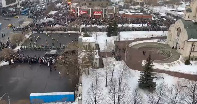 Keményen beolvasott Putyinnak a gyászoló tömeg Navalnij temetésén