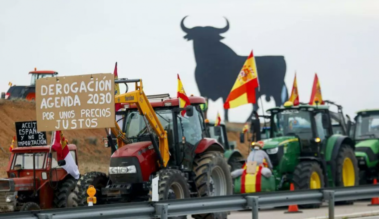 Gazdatüntetések Spanyolországban is: több ezer traktorral akadályozták a forgalmat szerte az országban