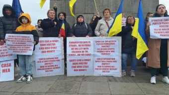 Ukrán menekültek tiltakoztak Aradon, mert hét hónapja késik az állami lakhatási támogatás