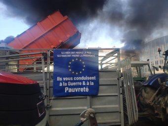 Traktoros gazdák akadályozzák a forgalmat a belga-holland határon