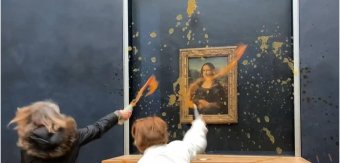 Levessel öntötték le klímaaktivisták Leonardo da Vinci Mona Lisáját Párizsban