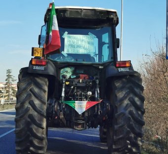 Bekerítették Rómát traktorokkal az európai agrárpolitika ellen tüntető gazdák