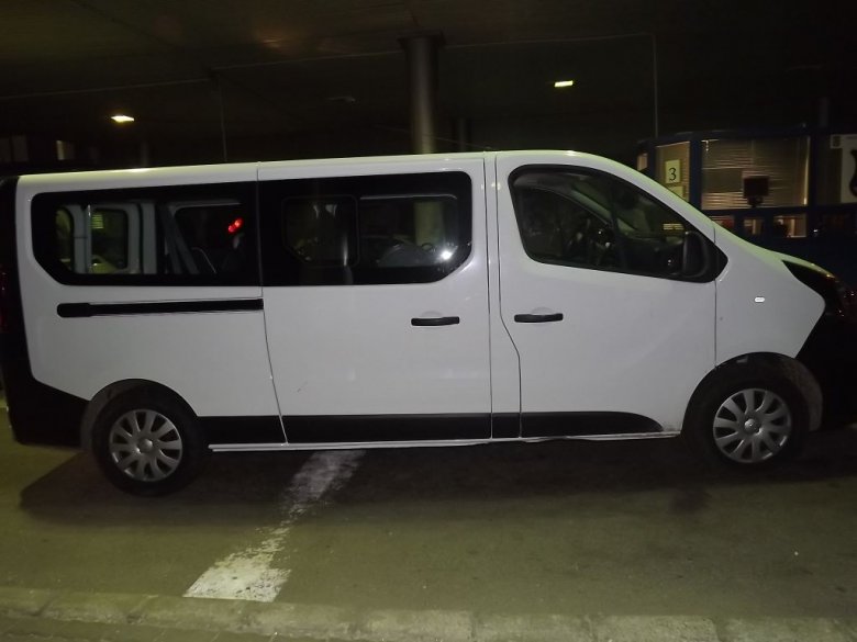 Olaszországba tartó 21 román vendégmunkás zsúfolódott össze egy hatszemélyes kisbuszban