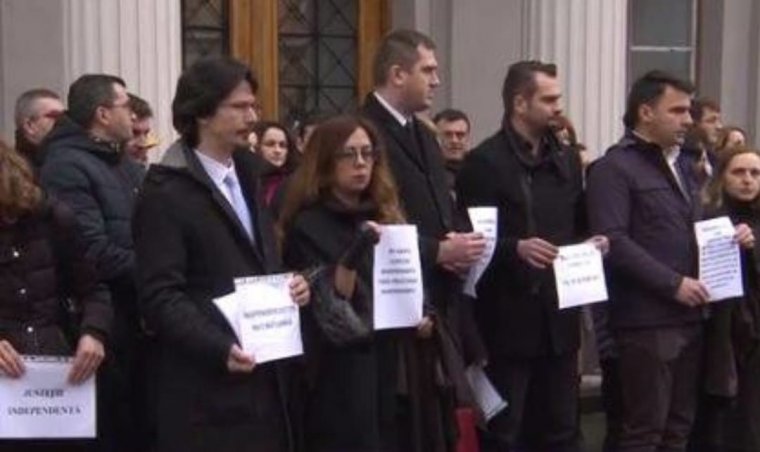 Több száz bíró és ügyész tüntetett Kolozsváron az igazságügyet érintő kormányrendelet ellen