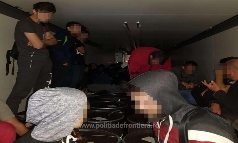 Félszáz bevándorlót találtak Nagylaknál egy mézet szállító teherautóban