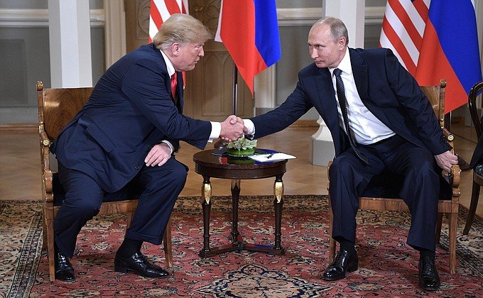 Másfél órán keresztül egyeztetett telefonon Trump és Putyin, új nukleáris egyezményről is