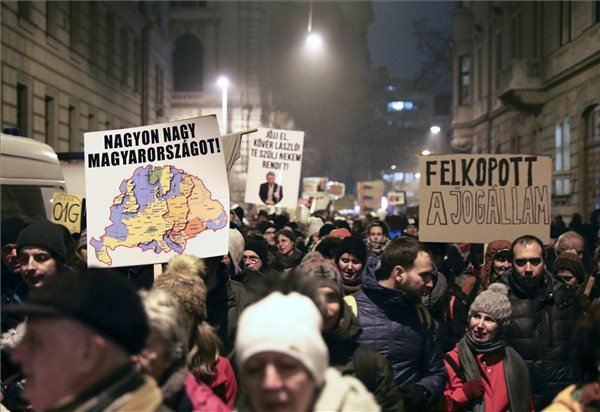 „Nemzeti összkarácsonyi békemenet”: újabb kormányellenes tüntetés zajlik Budapesten