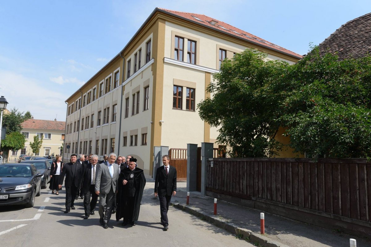 Befejeződött az építkezés: felavatták a kolozsvári Apáczai-gimnázium kibővített épületét