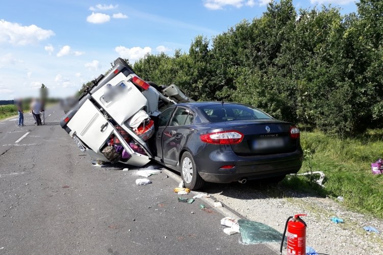 Román kisbusz balesetezett Magyarországon, tízen megsérültek