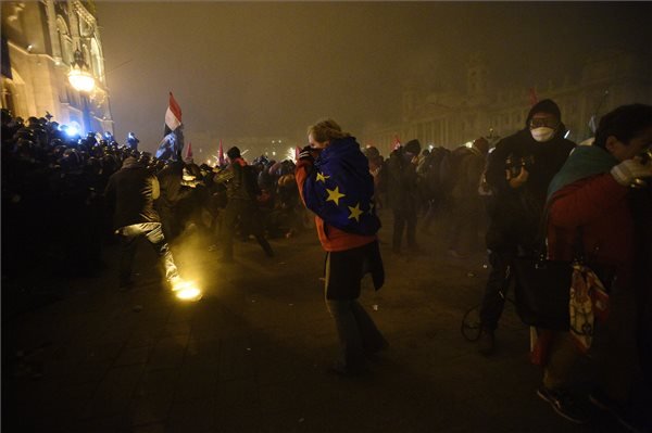 Rendőrökre támadtak Budapesten a tüntetők, könnygázt vetettek be ellenük