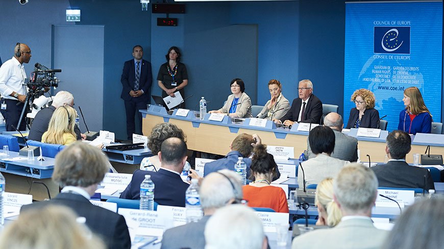Román–magyar összekülönbözés a kisebbségvédelemről az Európa Tanács konferenciáján