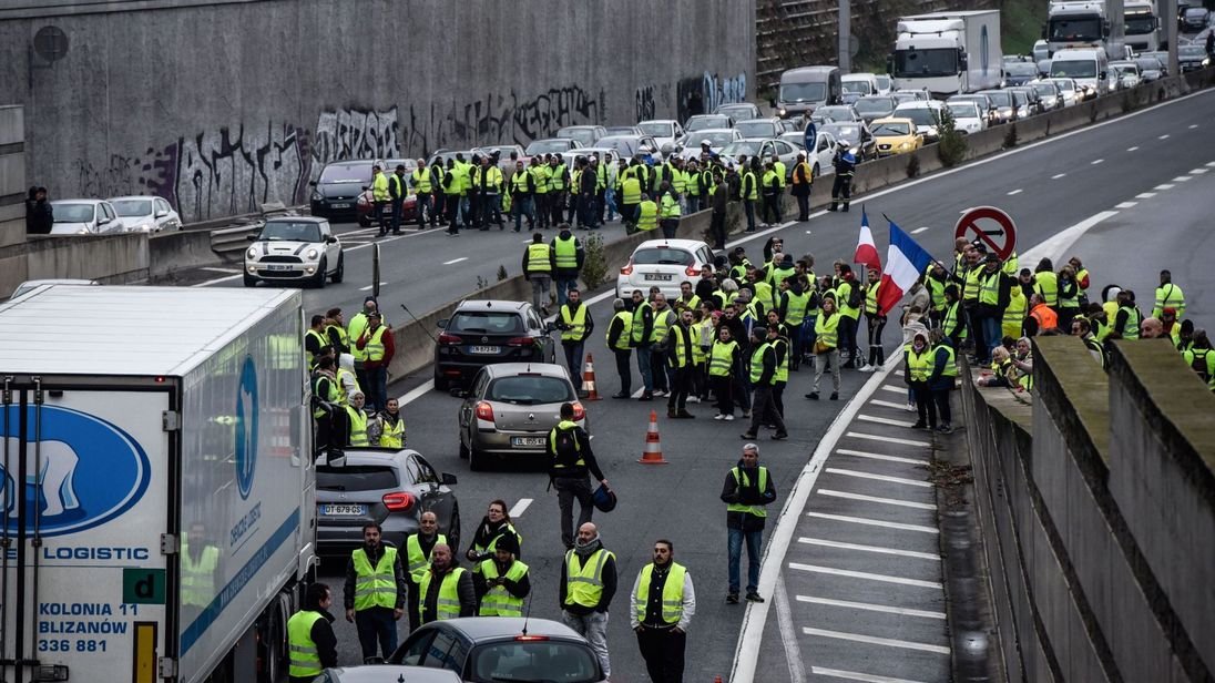 Folytatódik a francia civilek tiltakozó mozgalma az üzemanyag adójának emelése miatt