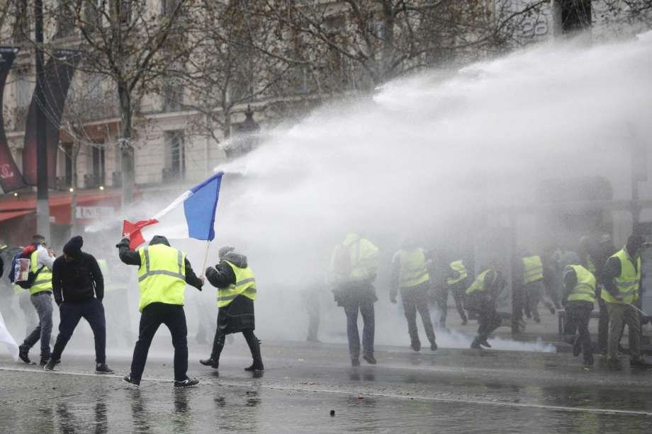 Összecsaptak Párizsban a sárga mellényesek közé keveredő szélsőségesek a rendőrökkel