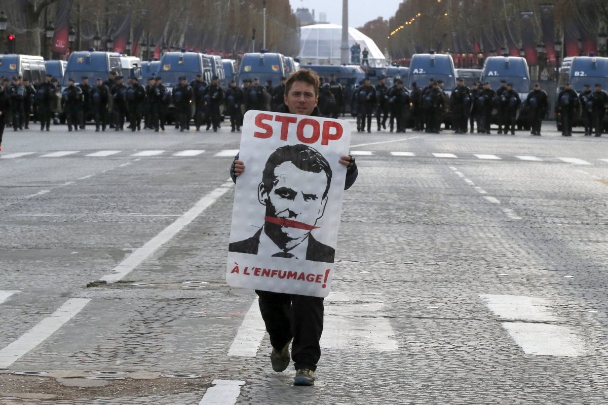 Macron konkrét intézkedéseket fog javasolni a sárgamellényesek tüntetéssorozata nyomán